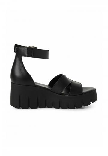 Босоножки на танкетке