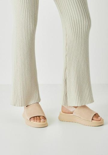 Босоножки на танкетке