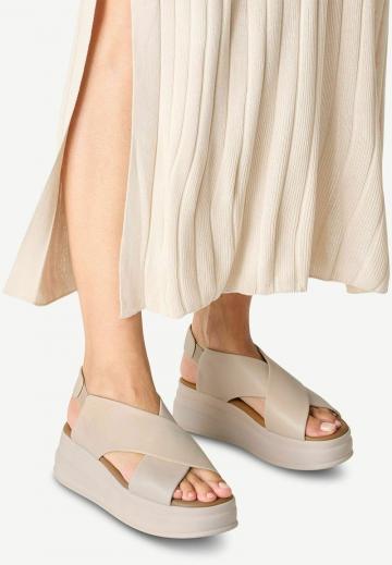 Босоножки на танкетке