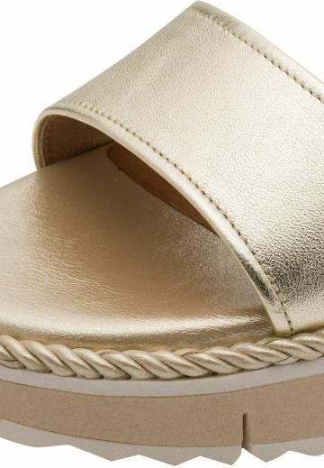 Босоножки на танкетке