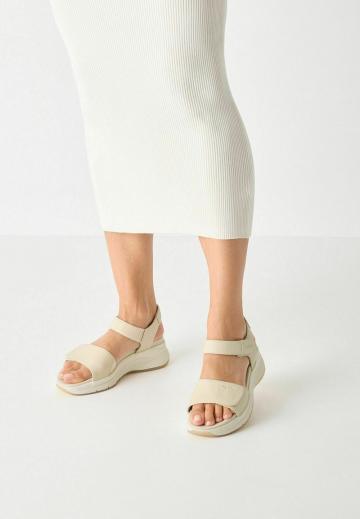 Босоножки на танкетке