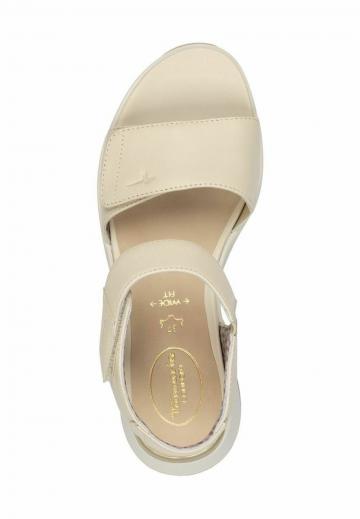 Босоножки на танкетке