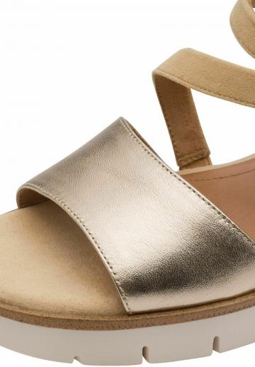 Босоножки на танкетке