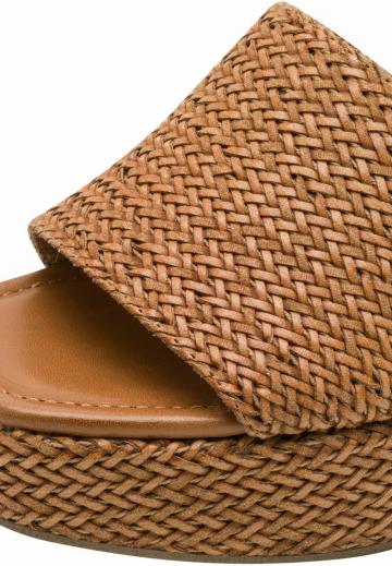 Босоножки на каблуке