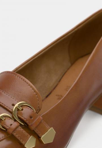 Туфли с высоким носом