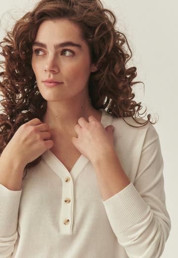 Пуловер с вырезом V