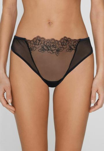 Трусы на бедрах