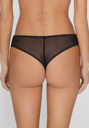 Трусы на бедрах