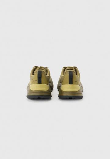 Походные кроссовки