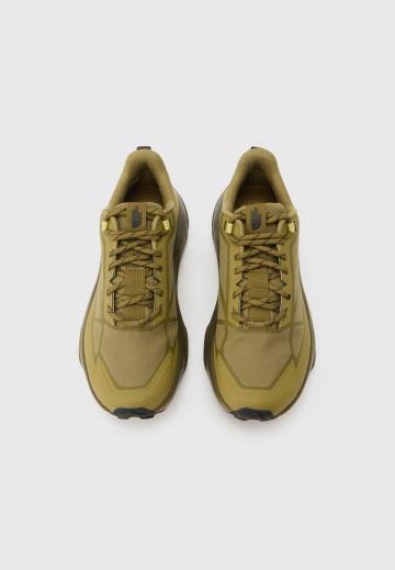 Походные кроссовки