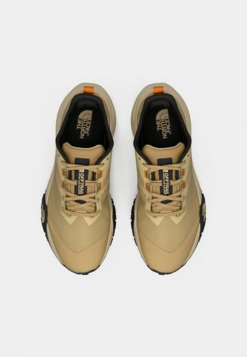 Походные кроссовки