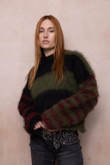 Пуловер в полоску