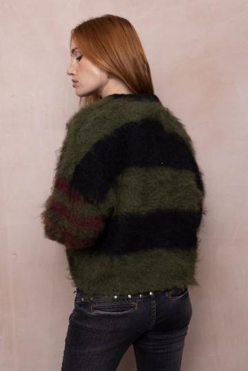 Пуловер в полоску