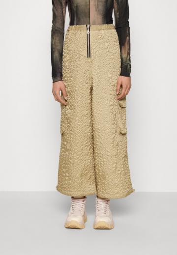 Брюки с накладными карманами