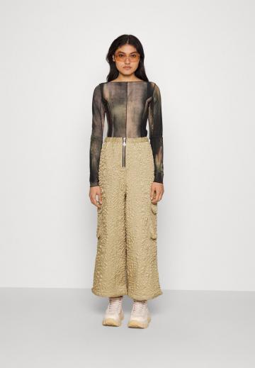 Брюки с накладными карманами