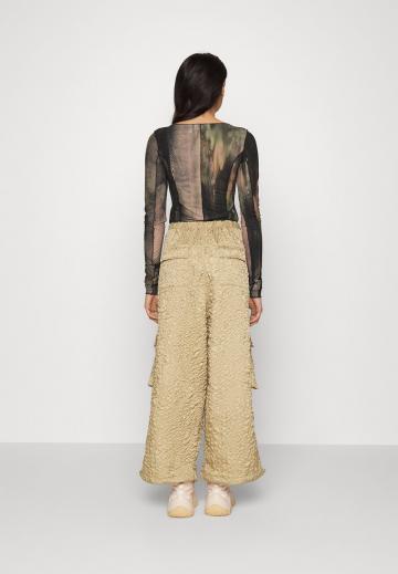 Брюки с накладными карманами