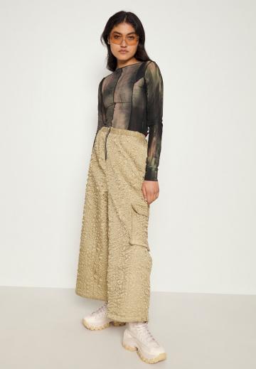 Брюки с накладными карманами