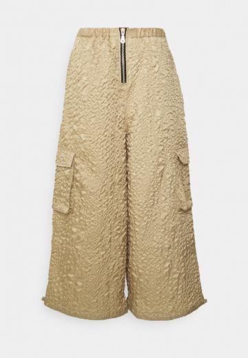 Брюки с накладными карманами