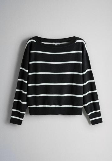 Пуловер в полоску