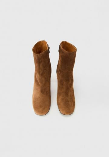 Сапожки на танкетке