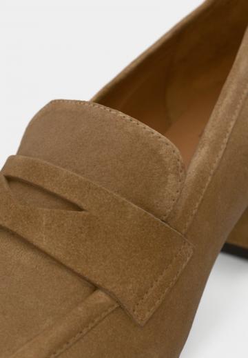 Туфли с высоким носом