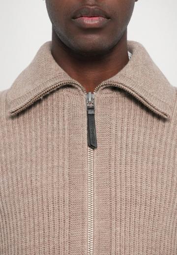 Вязаная кофта