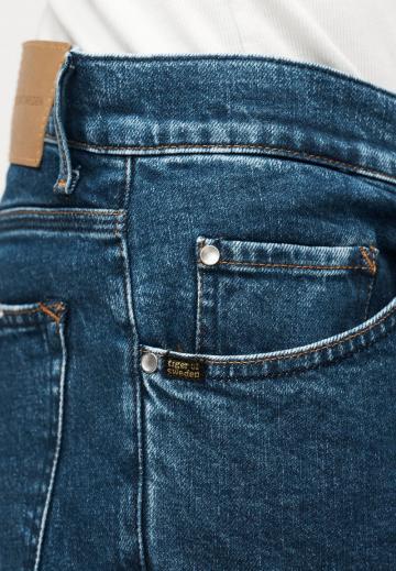 Узкие джинсы