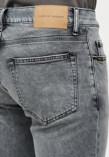 Узкие джинсы