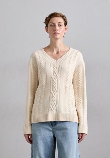 Пуловер с вырезом V