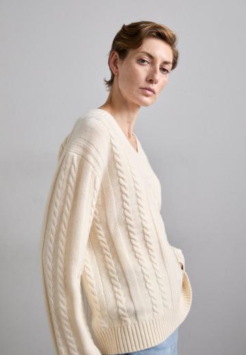 Пуловер с вырезом V