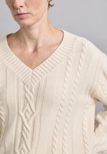 Пуловер с вырезом V