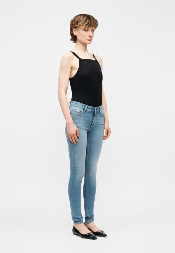 Узкие джинсы