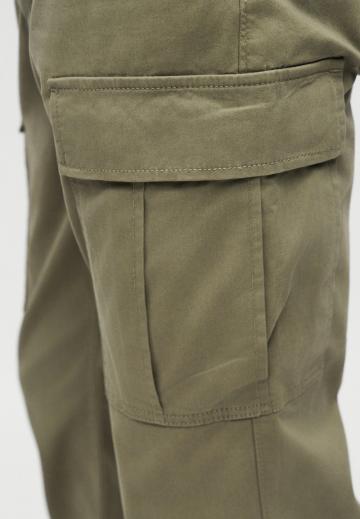 Брюки с накладными карманами