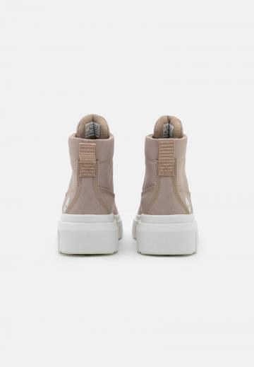 Ботинки на шнуровке