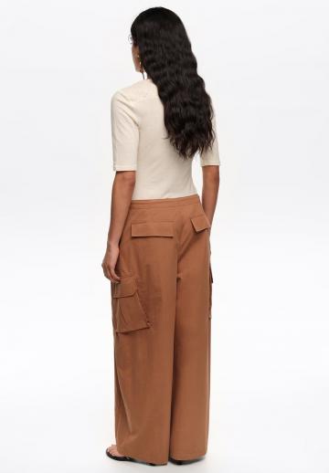 Брюки с накладными карманами