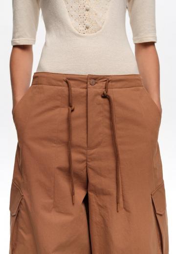 Брюки с накладными карманами