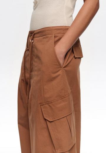 Брюки с накладными карманами