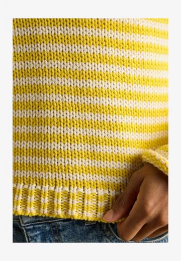 Пуловер в полоску