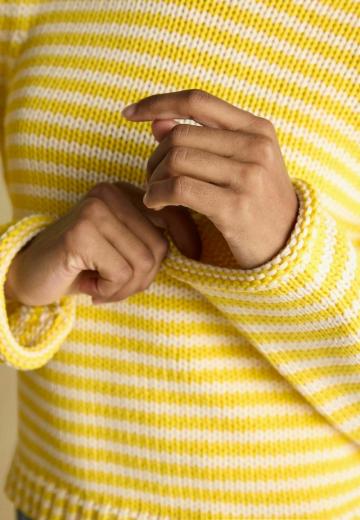 Пуловер в полоску