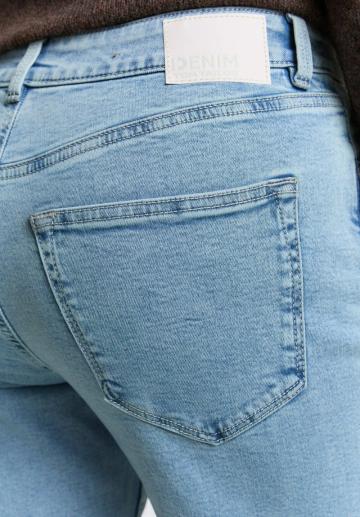 Прямые джинсы