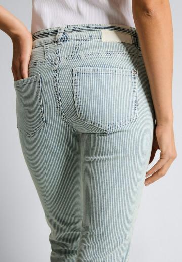 Короткие джинсы