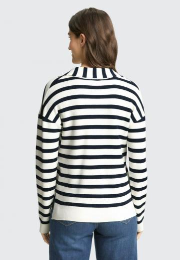 Пуловер в полоску