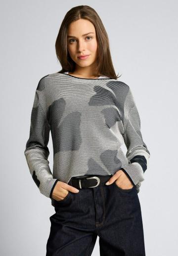 Пуловер в полоску