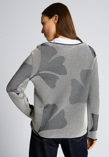 Пуловер в полоску