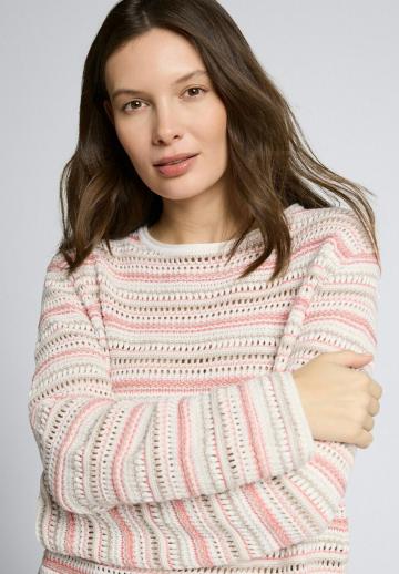 Пуловер в полоску