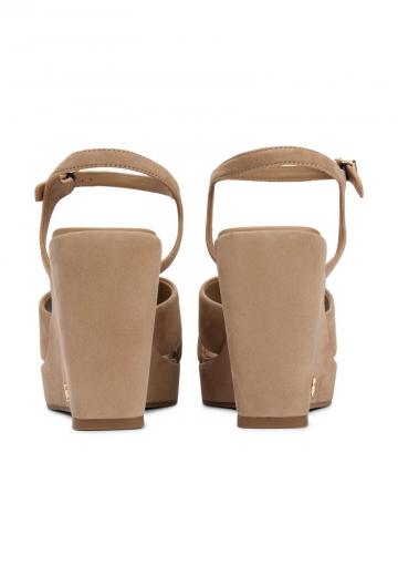 Босоножки на танкетке