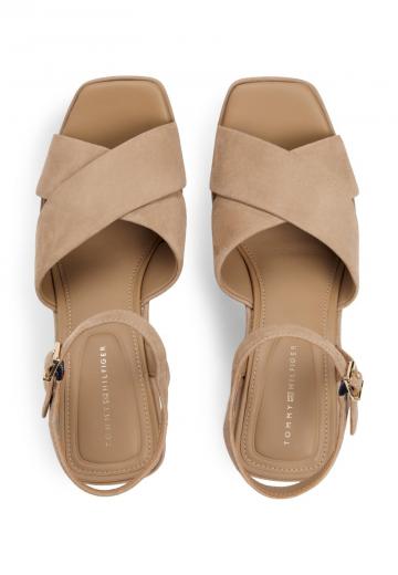 Босоножки на танкетке