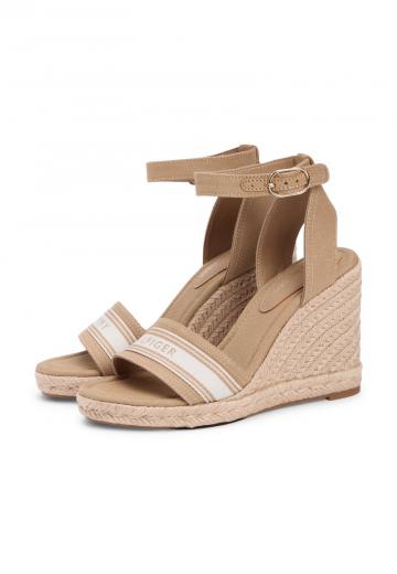 Босоножки на танкетке