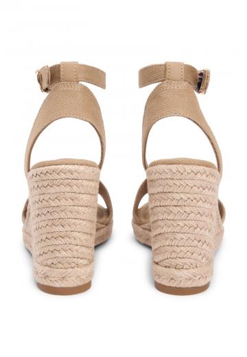 Босоножки на танкетке