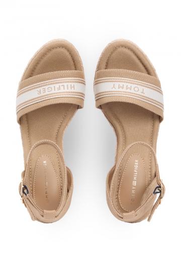 Босоножки на танкетке